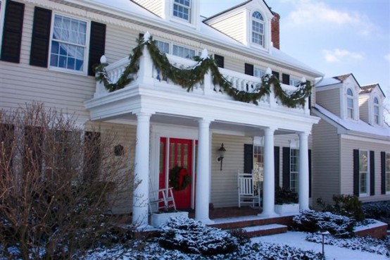 simple evergreen garlands on the balcony make it more holiday-like and decorate with a natural feel