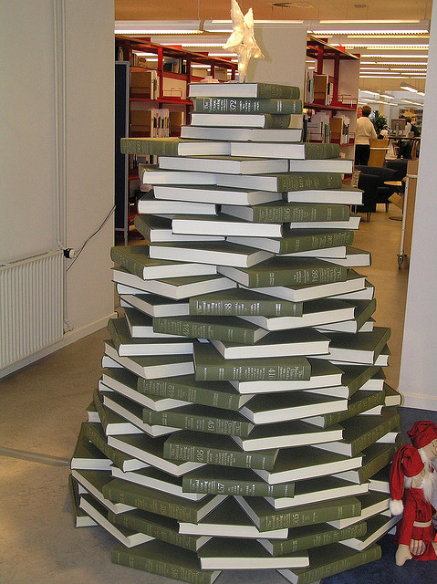 Books Christmas Tree Books Christmas Tree (via flickr)