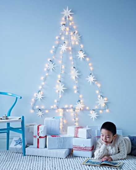 Cool String Light Christmas Tree Alternative Cool String Light Christmas Tree Alternative (via welke)