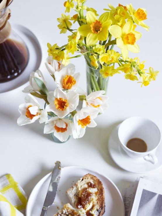 sheer vases with daffodils are great for spring decorating and they look amazing