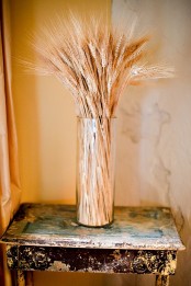 wheat in a clear glass vase is a lovely idea for decorating for the fall, very modern yet rustic and cozy
