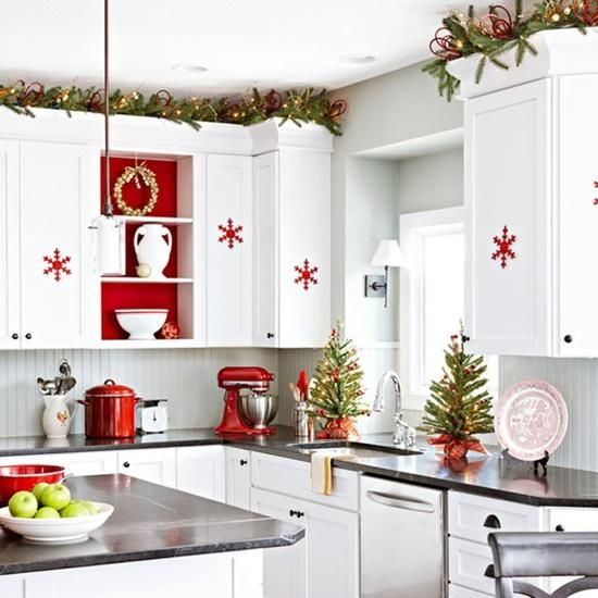 Sophisiticated Christmas Kitchen Decor in Blue and Red!