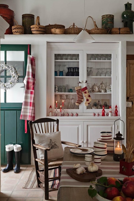 https://www.digsdigs.com/photos/cozy-christmas-kitchen-decor-ideas-7.jpg