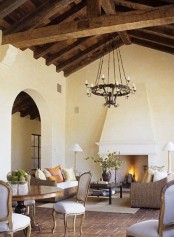 cozy-living-room-designs-with-exposed-wooden-beams-21