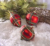 plaid Christmas ornaments are always a good idea for the holidays – style your Christmas tree, mantel, window with them