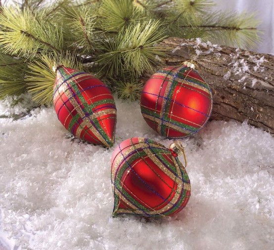 plaid Christmas ornaments are always a good idea for the holidays - style your Christmas tree, mantel, window with them