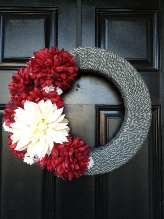 a grey yarn wrapped wreath with red and white blooms is a great decoration for Christmas, and you can easily DIY it