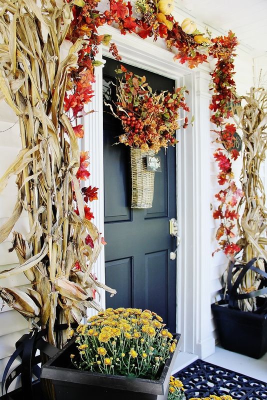 30 Cozy Thanksgiving Front Door Décor Ideas - DigsDigs