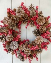 a Christmas wreath of bleached and usual pinecones and cranberries is a cool and bold decor idea for the holidays, and it’s not difficult to make