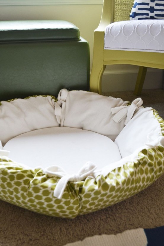 a simple and comfortable round cat bed is all-soft and welcoming, your cat will be happy to lie inside