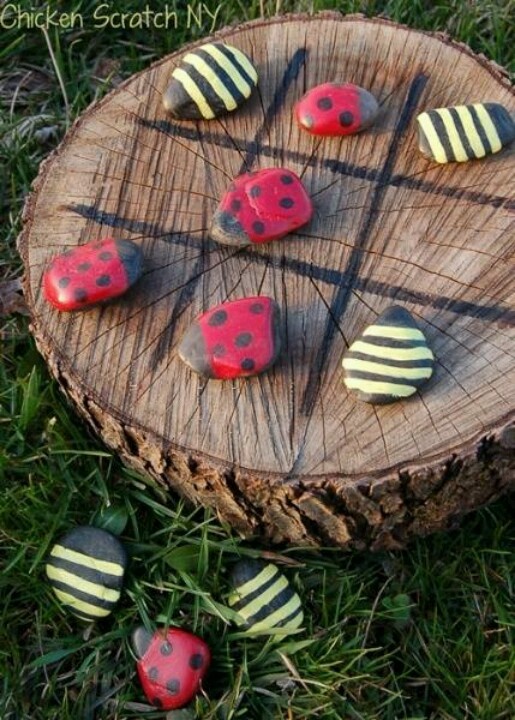 a little tic tac toe of a wood slice and colorful bug stones to play it is ideal for outdoors