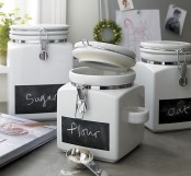 jars with ligs and chalkboard tags that mark what’s inside are lovely and cool for any kitchen