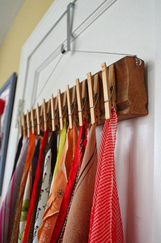 een houten plank op een kleding hanger en wasknijpers houd uw sjaals en sjaals