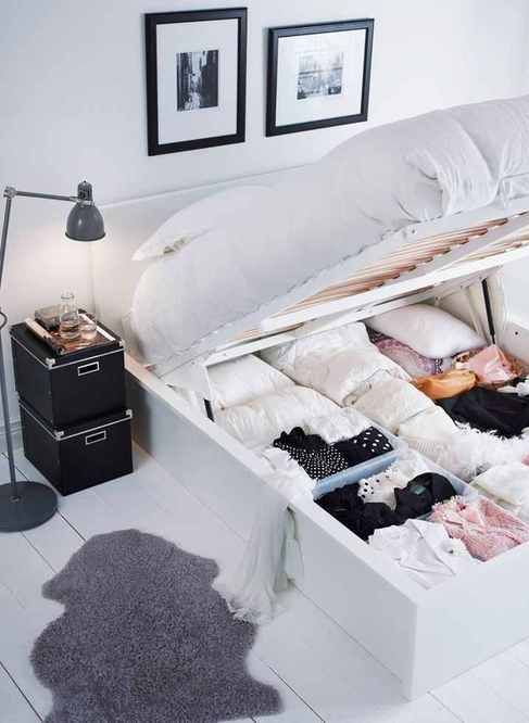 use o espaço embaixo da cama para o armazenamento de coisas que você não precisa, muitas vezes, ele permitirá que você tenha um pequeno closet