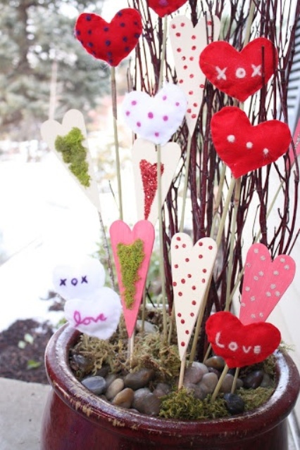 Creative Outdoor Valentine Decor Ideas