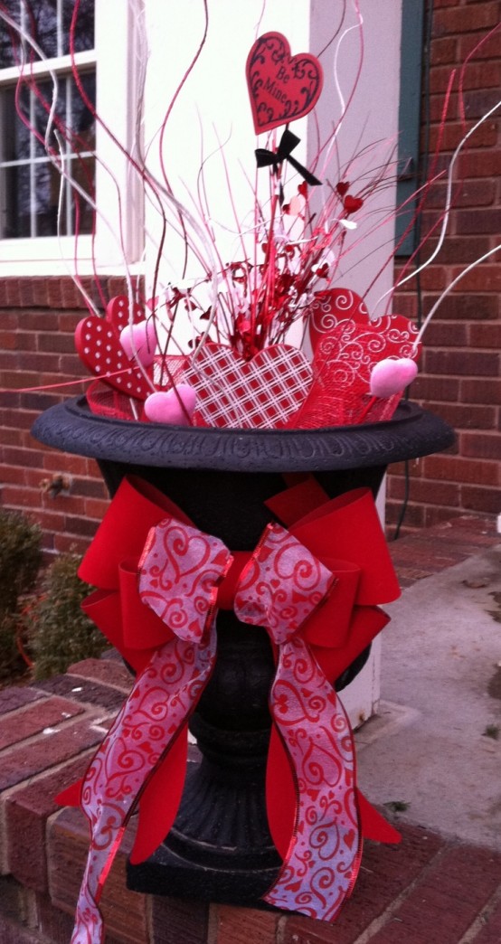 Creative Outdoor Valentine Decor Ideas