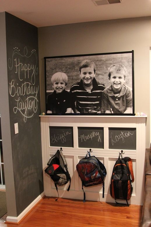 una foto en blanco y negro de gran tamaño en un marco negro adjunto sobre un estante para bolsas es una decoración encantadora