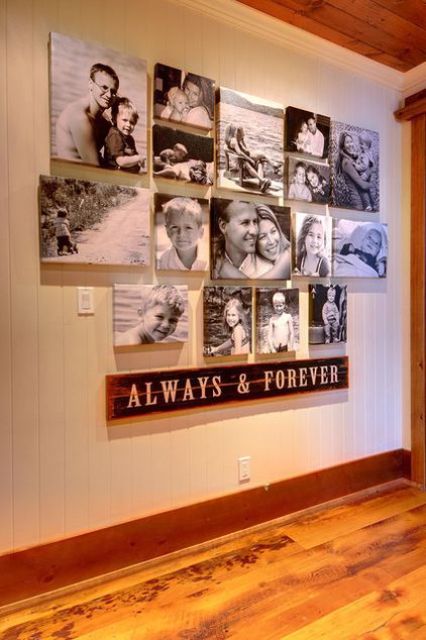 una pared de galería familiar en blanco y negro con fotos sin marco y un letrero para marcarlo es una idea elegante para cualquier espacio
