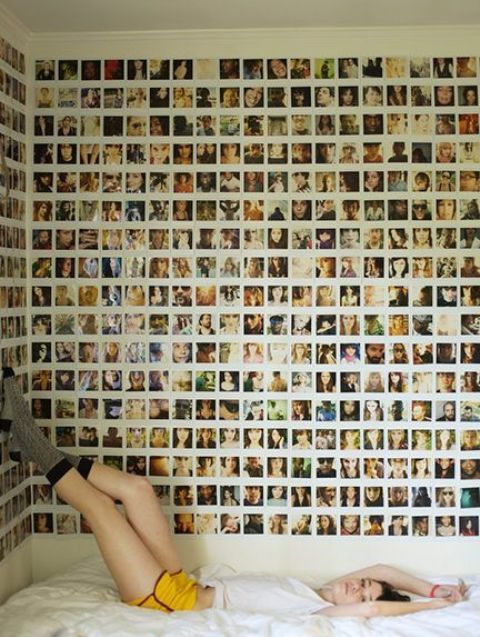 Las fotos de Instagram de tus amigos y familiares pegadas a las paredes sobre la cama son una idea de decoración fresca y audaz para tu espacio.