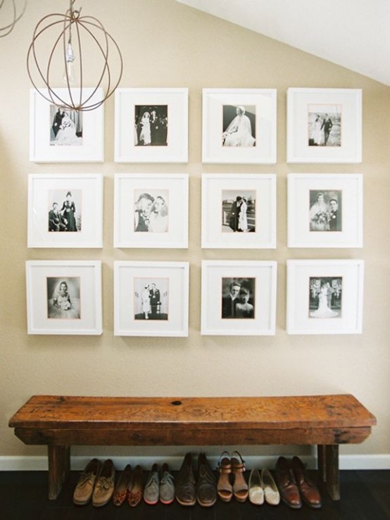 una elegante pared de galería con fotos en blanco y negro en marcos blancos a juego sobre el banco forman una composición genial