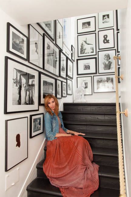 cubra las paredes de su escalera con fotos en blanco y negro en marcos a juego creando una exhibición elegante con un significado