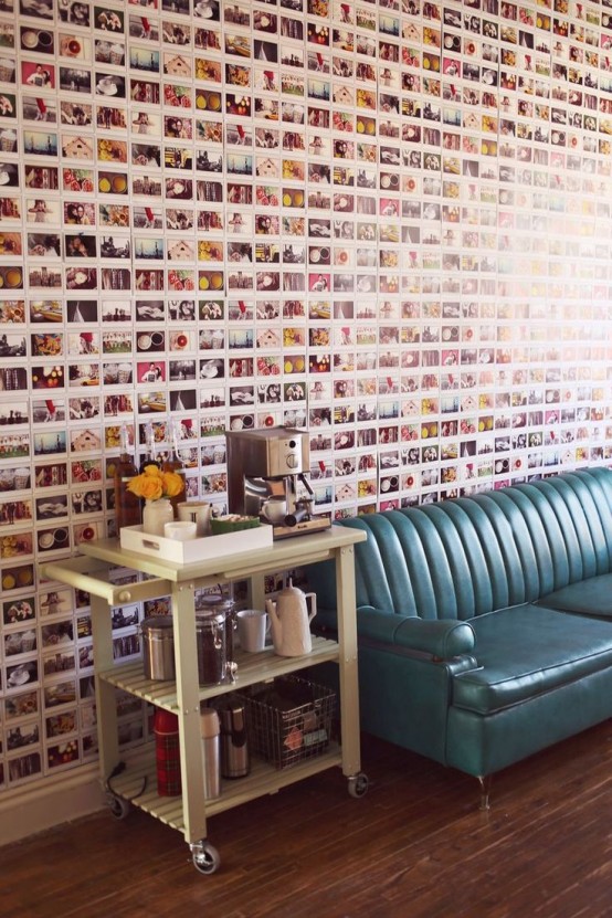 toda una pared cubierta con coloridas fotos de Instagram es una idea perfecta para los fanáticos de las redes sociales y aporta un toque de diversión