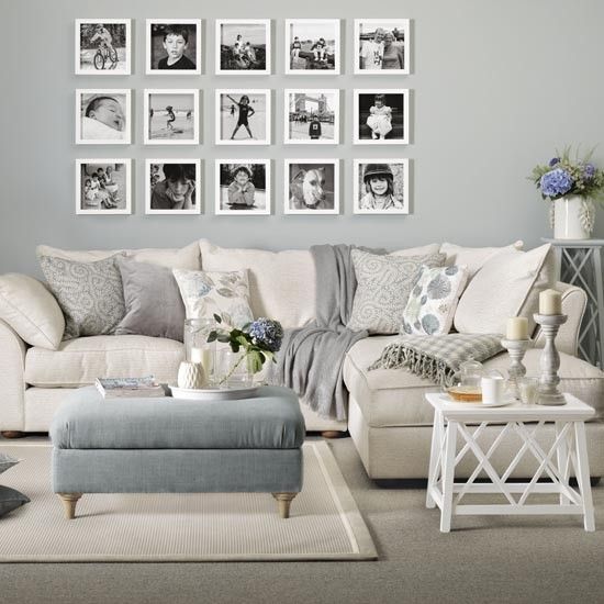 una elegante pared de galería con fotos en blanco y negro enmarcadas en blanco es una idea elegante para rockear