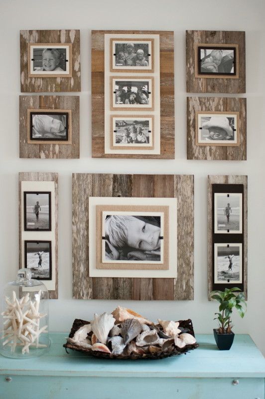 una pared de galería rústica con tablones de madera desgastada y fotos en blanco y negro unidas a arpillera y tela negra