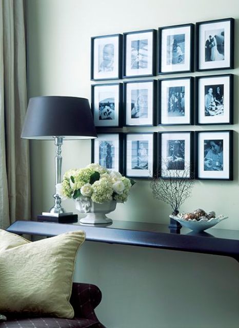 blanco y negro con fotos en marcos negros siempre es una buena idea para decorar y personalizar un poco su espacio