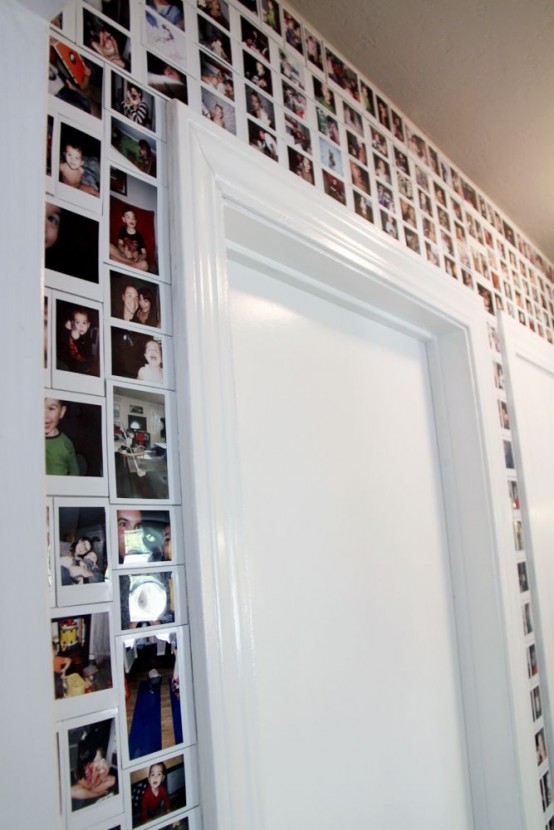 una puerta cubierta con Polaroids arriba y alrededor es una idea de decoración genial para disfrutar de tus fotos favoritas
