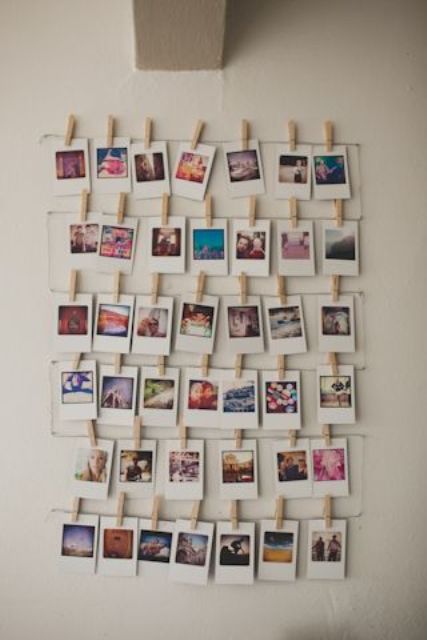 una pared de la galería Polaroid con imágenes colgadas de cables y unidas con pinzas para la ropa es una idea divertida e informal para cualquier espacio
