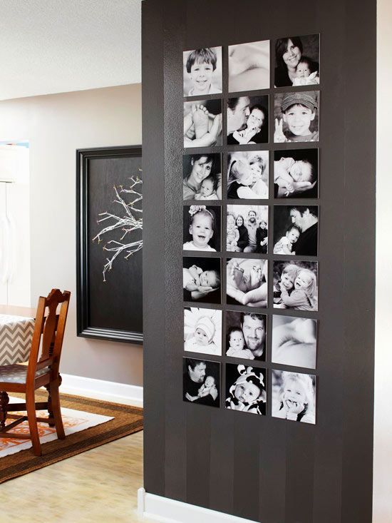 una pared incómoda tomada por una pared de galería en blanco y negro con imágenes sin marco que cuelgan en tres filas es un nuevo acento en el espacio