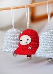 silver and red knit bells are cute and lovely Christmas decorations to rock, they look amazing and can be used in various ways to spruce up your space for holidays