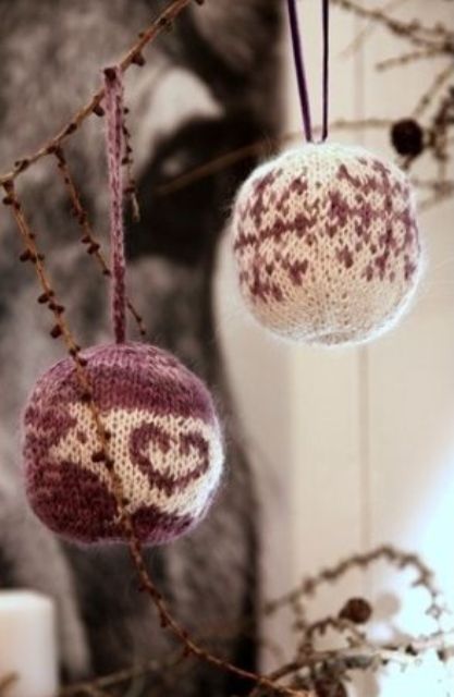 dusty pink and white knit Christmas ornaments with patterns are amazing for styling your Christmas tree or some other piece