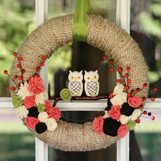 A Pretty Yarn Wreath - Decorchick!