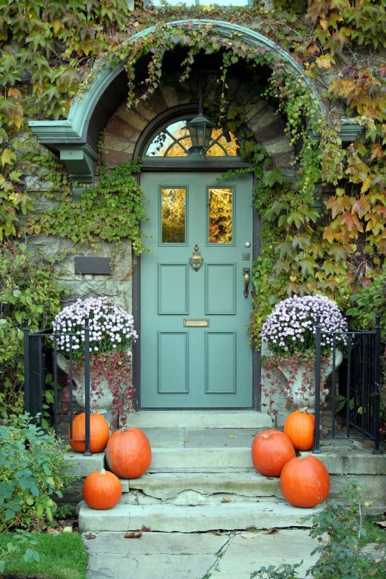 Front Door With Halloween Decorations Symmetrical decor always work great cuz it help to minimize bulkiness.