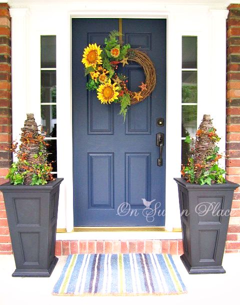 67 Cute And Inviting Fall Front Door Décor Ideas - DigsDigs