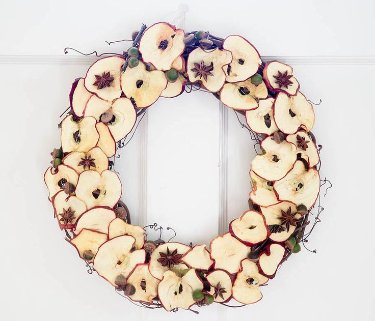 an adorable sliced apple wreath can be DIYed using real apples and some special syrup