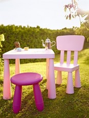 a fuchsia IKEA Mammut stool and a pink chair and table make this cool outdoor space very welcoming