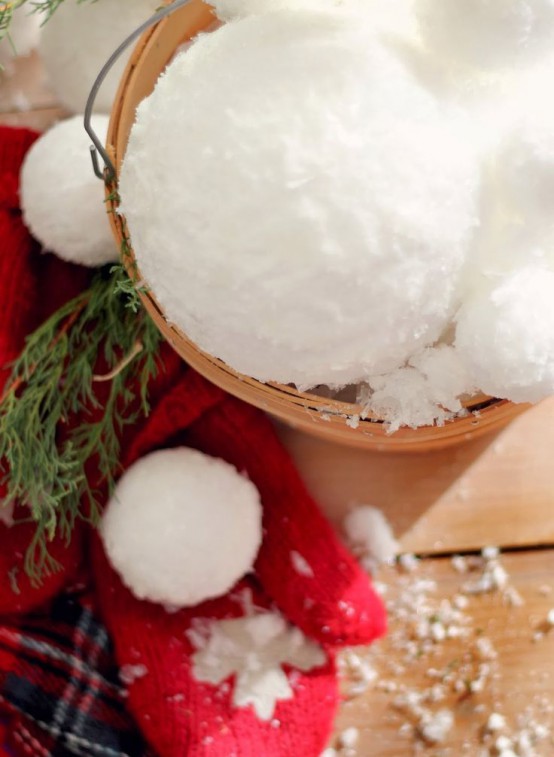 a wooden basket with snowballs is a cool decoration in rustic style and can be used both indoors and outdoors