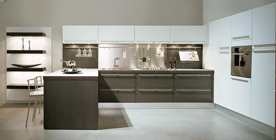Dark oak kitchen with glossy white cabinets (Sistema Zeta collection)