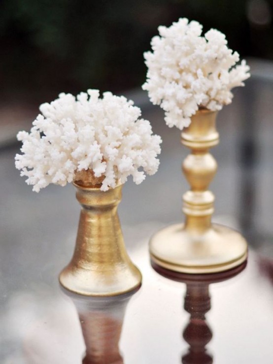 corals on gold stands is a refined and glam idea to decorate your space with a seaside feel