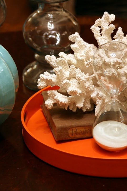 a tray with a clock and a coral is a lovely and easy decor idea inspired by the sea and can be rocked in any space