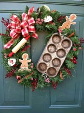 a cute vintage-looking christmas wreath