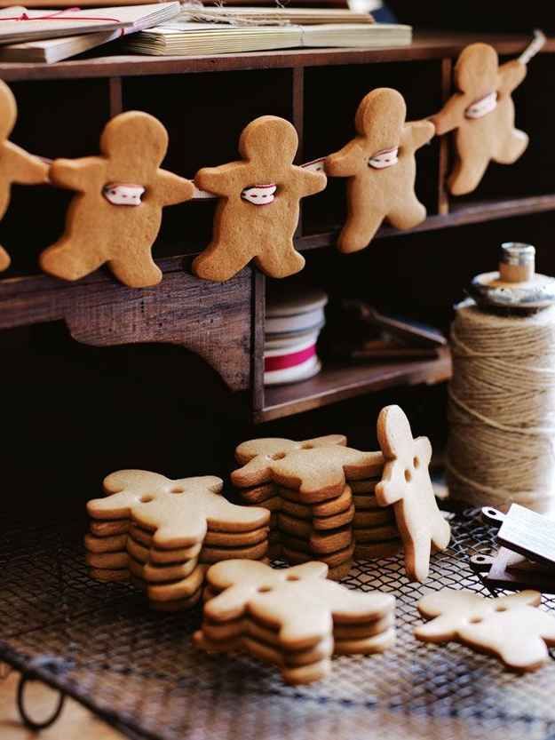 a real gignerbread man cookie garland is a fun and cool decoration for Christmas you may use around the house