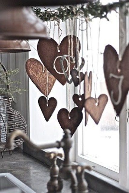 heart shaped gingerbread cookies as a garland on the window are amazing for styling your space for Christmas in a rustic way
