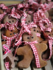 little gingerbread men with plaid scarves are lovely decorations, ornaments and gift tags that you can make yourself