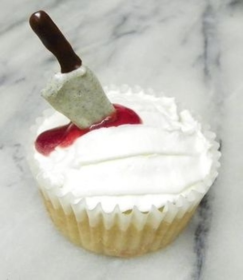 a cupcake topped with a sugar knife is a cool solution for a Halloween party, whatever the theme is