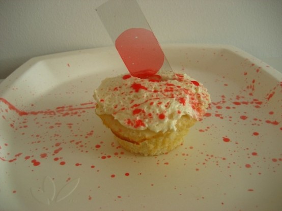 a bloody cupcake topped with sugar bloody glass is an ideal treat for a Halloween party, a bloody-themed or a Dexter-themed one