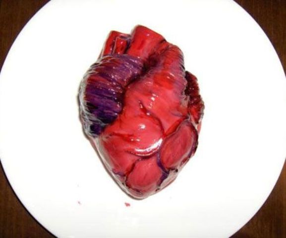 a human heart made of sugar is a very bold and scary Halloween party cake, whatever the theme of this party is